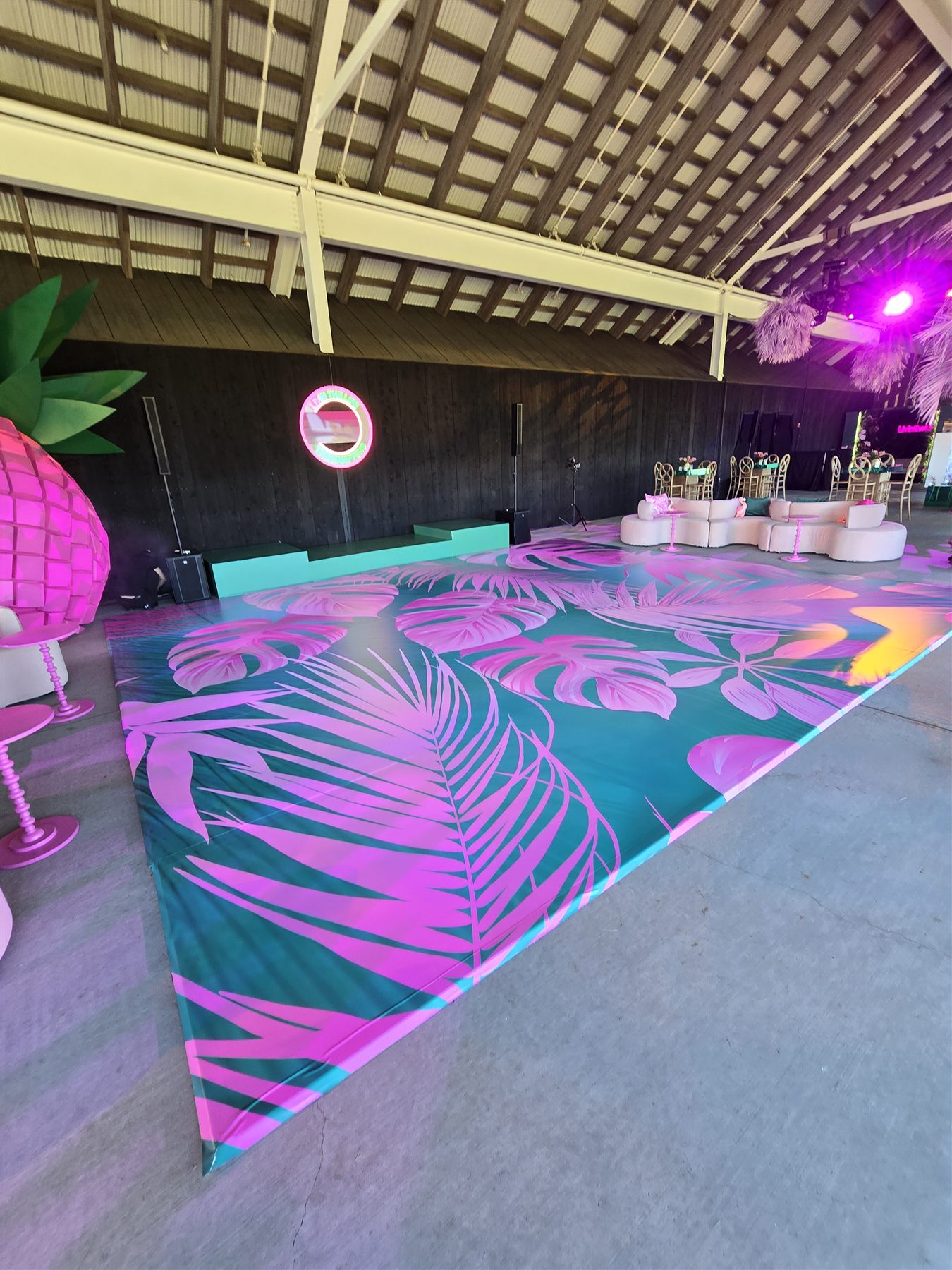 Tropical printed backdrop by Adicora