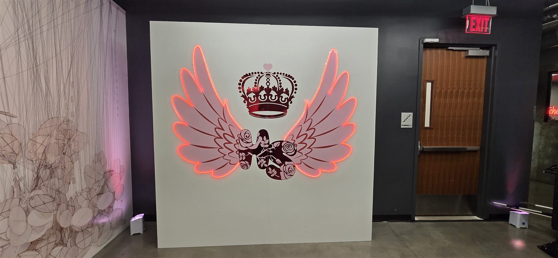 Large-format printed backdrop by Adicora